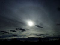 Malé sluneční halo na oblaku cirrostratus fibratus