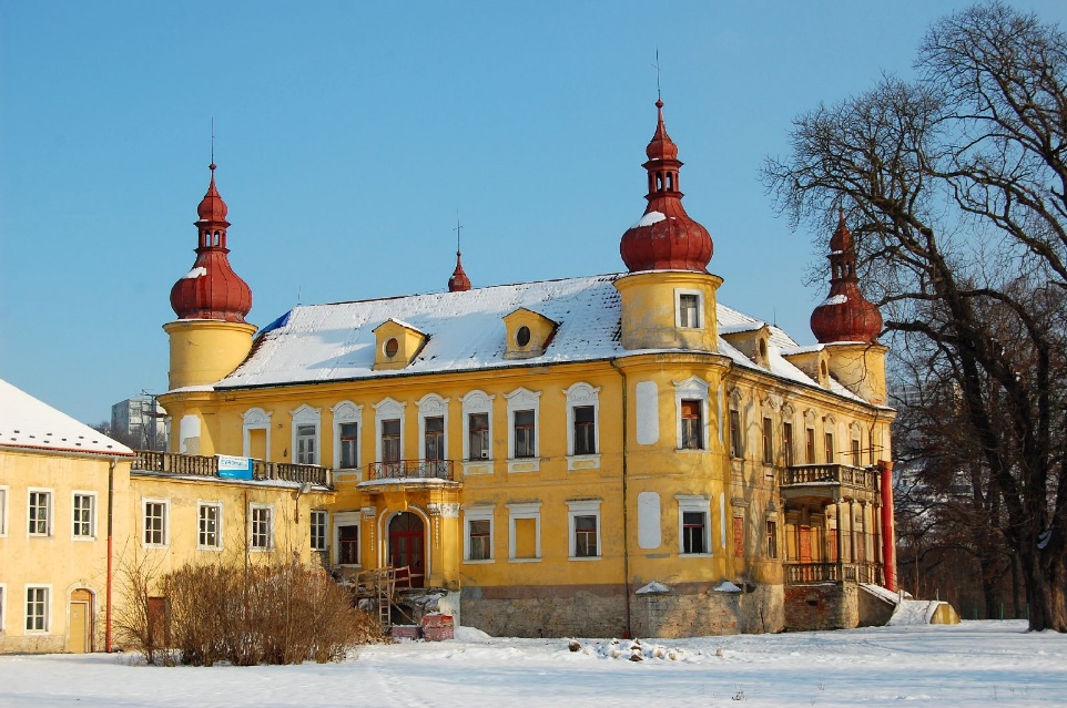 Renovovaný zámek v Ústí nad Labem v zimní krajině