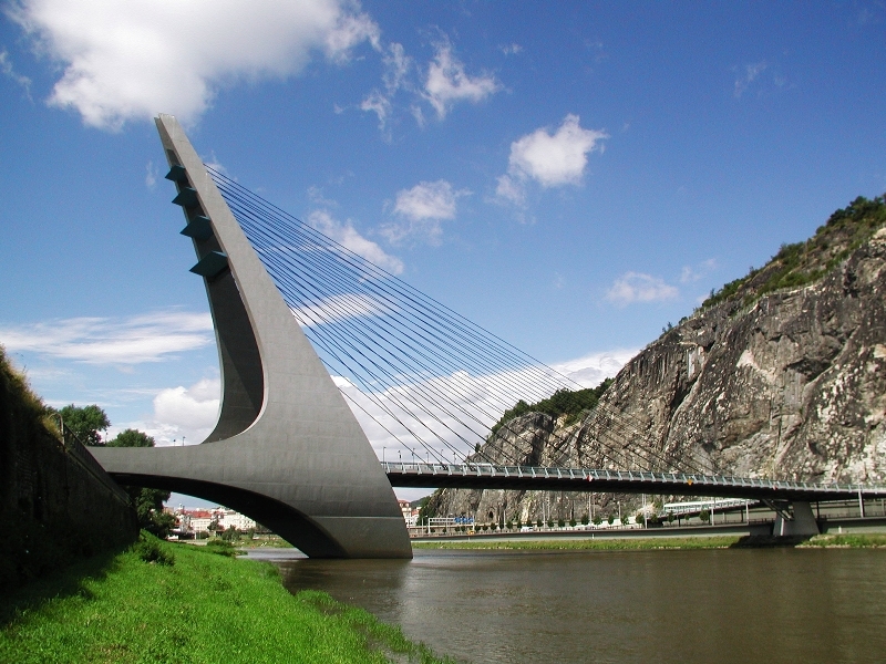 Velice známy most v Ústí nad Labem přes řeku Labe