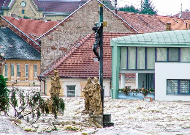 Záplavy vyhnaly vodu hodně vysoko a ohrožovaly i sochy na mostě