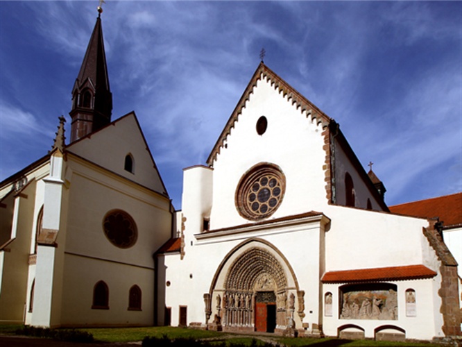 Fotky staré církevní stavby, kláštera