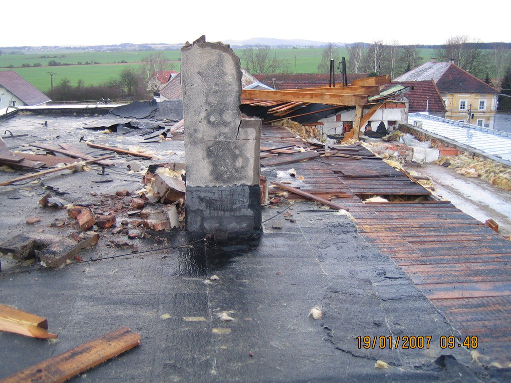 Zničená střecha po silném větru v lednu 2017