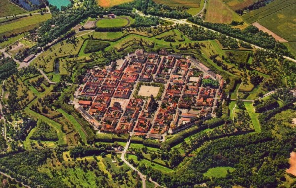Letecký snímek na na historickou pevnost