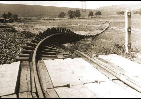 Zničená železnice, dobový snímek
