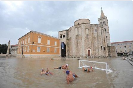 Někteří obyvatelé Zadaru využili přívaly vody velmi netradičně