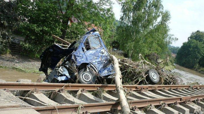 Následky povodně, poničená trať a auto