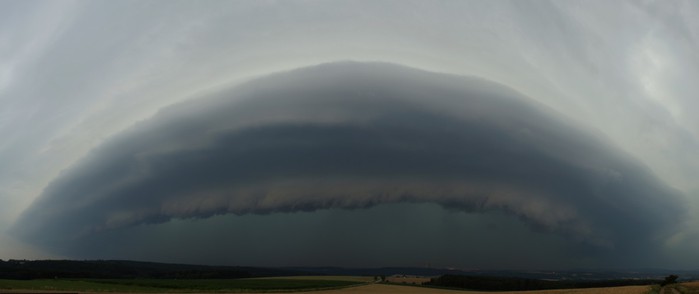 Výrazný shelf cloud