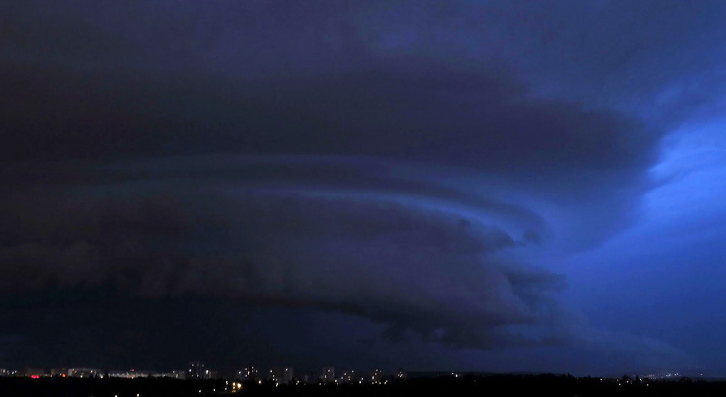 Tmavý shelf cloud nad obzorem