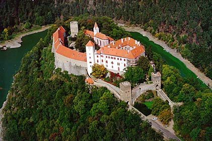 Hrad na ostrohu řeky