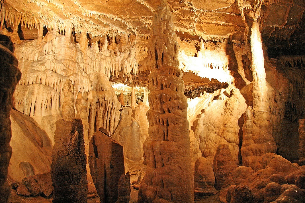 Stalagnity v jeskyni